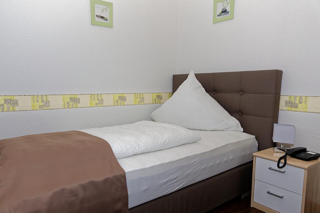 Hotel Huettl - Garni 沃尔姆斯 客房 照片